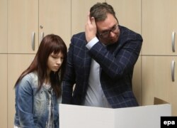 Александр Вучич голосує з дочкою