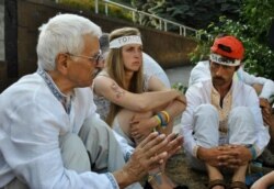 Акція на захист української мови. Ліворуч – Євген Сверстюк, праворуч – Герой Небесної сотні Олександр Капінос. Київ, 2012 рік