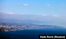 Вид на хорватський порт Рієка на адріатичному узбережжі країни