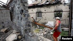 Разрушенный дом в пригороде Славянска, Украина, 5 августа 2014