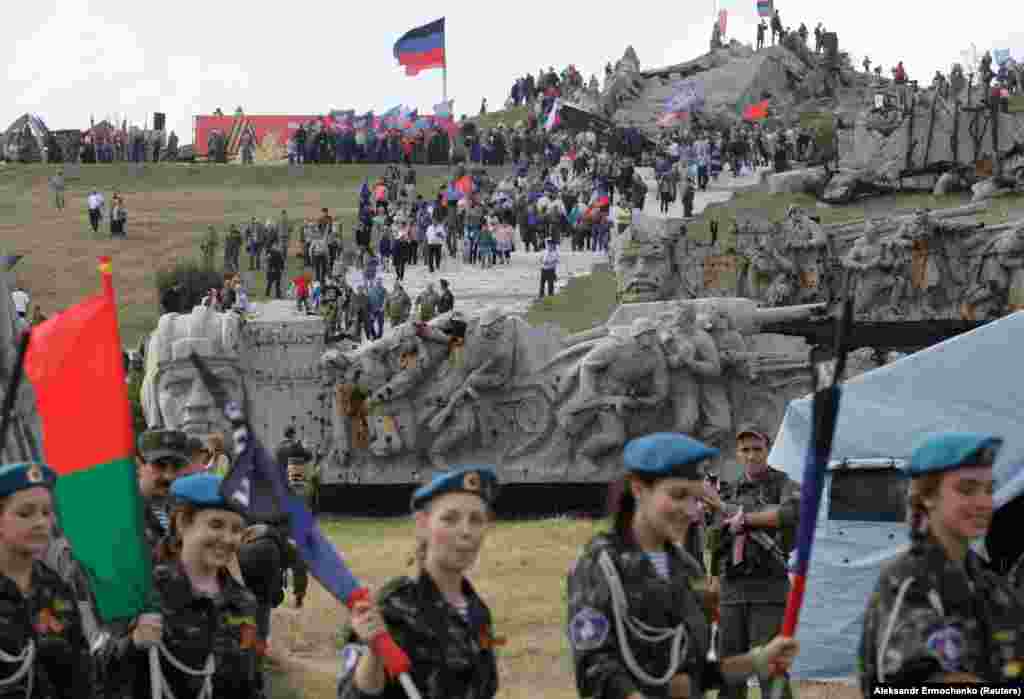 Бойовики угруповання «ДНР», що діє на окупованій частині Донеччини за підтримки Кремля, організували урочисті заходи з нагоди 74-ї річниці звільнення Донбасу від нацистів під час Другої світової війни. Заходи провели біля меморіалу на Савур-Могилі, який сильно постраждав від обстрілів російської артилерії під час нинішньої збройної агресії Росії проти України. Донеччина, 7 вересня 2017 року