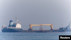 Комерційні судна, включно з кораблями, які є частиною зернової угоди, очікують на проходження протоки Босфор у Стамбулі, фото ілюстративне