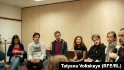 Неформальный брифинг активистов "Гринпис" в Петерубрге