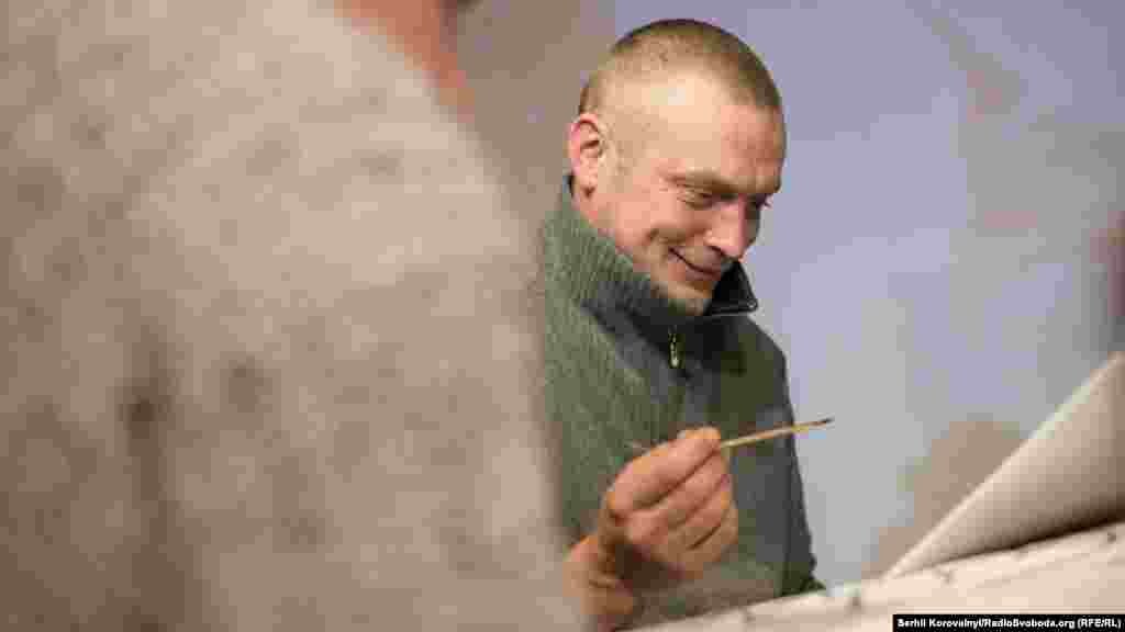 На запитання «Що саме ви малюєте?», Олександр відповідає просто: «Янгола, що охороняє Україну»