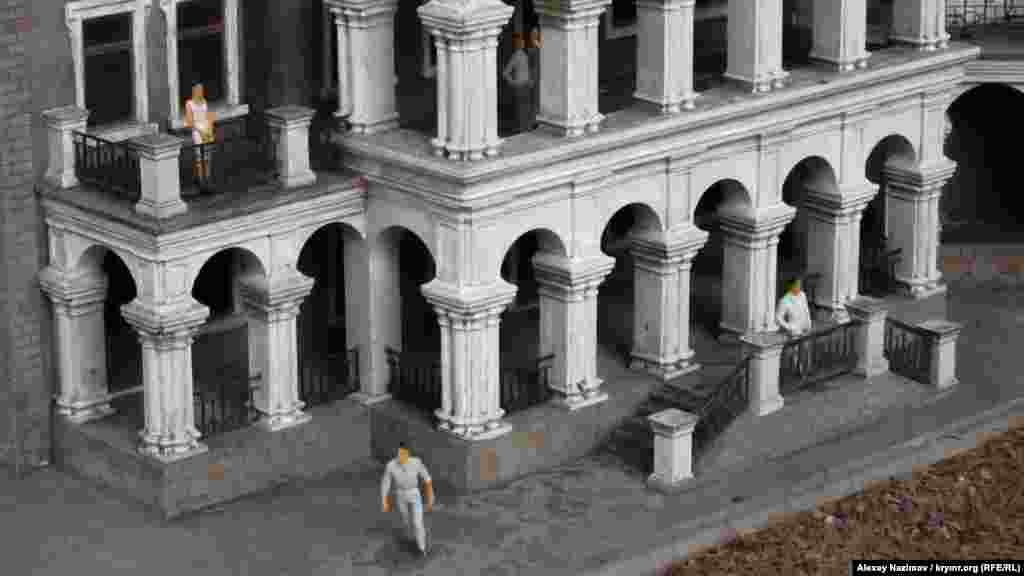 В Алуште есть место, где можно за полтора часа увидеть все главные достопримечательности полуострова. Это парк «Крым в миниатюре», на территории которого размещены порядка 50 копий замков, дворцов, храмов, усадеб, крепостей и других знаковых мест полуострова в масштабе 1:25. На фото – фрагмент копии виллы «Отрада», также известной как дом купца Стахеева