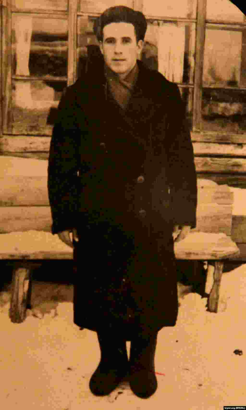 Жизнь в депортации была нелегкой – малолетние дети вместе с немощными стариками и женщинами валили лес, работали на лесопильнях. Сначала за тарелку супа и краюшку хлеба, потом начали платить. Но если другим платили 100 рублей, то крымским татарам – 30. На фото Мустафа Кадыров во время депортации на Урале