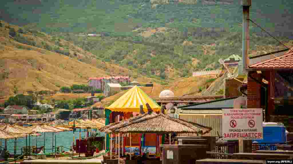 При входе на пляжи Коктебеля можно увидеть таблички с предупреждением: «Пляж находится в аварийном состоянии после штормов. Проход и купание запрещается»