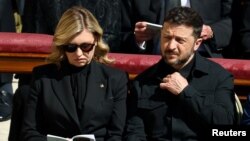 Президент Украины Владимир Зеленский и первая леди Елена Зеленская во время прощания с папой Франциском, 26 апреля 2025 года