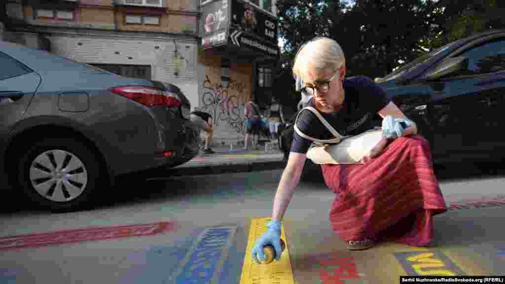 Во время акции активисты краской нанесли на подходе к офису Медведчука надписи «FreeSentsov»