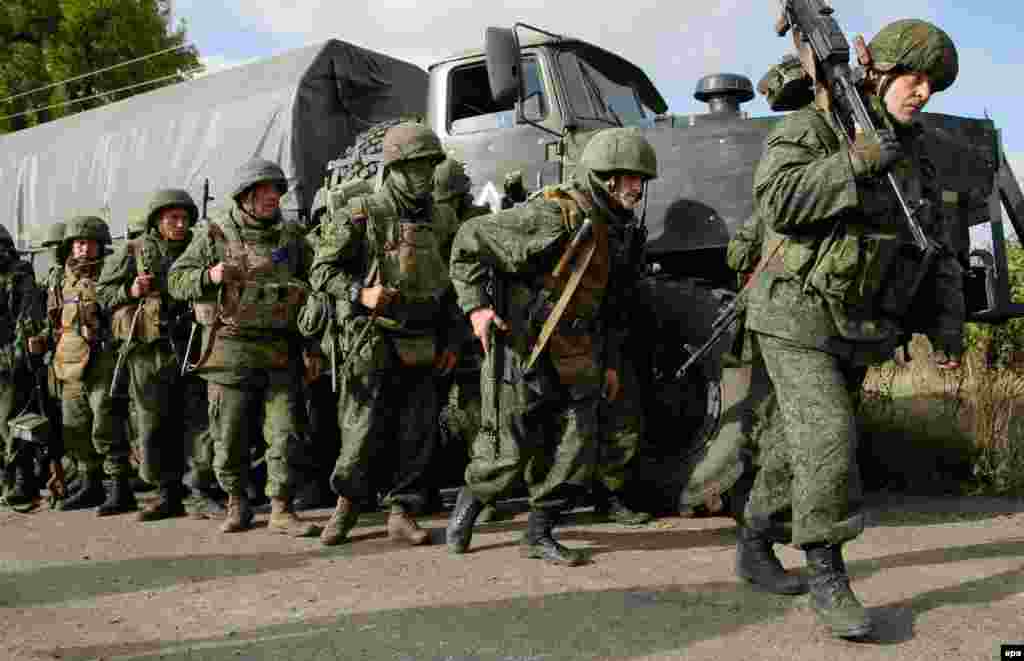 Проросійські бойовики залишають свої позиції в селі Петрівському (приблизно за 50 кілометрів від Донецька). Того ж дня угруповання «ДНР» заявило, що повертає свої бойові сили назад. У зриві розведення військових сил і засобів бойовики звинуватили українську сторону. У свою чергу, в штабі АТО заявляли, що відведення було зірвано з вини незаконних збройних формувань. Петрівське, 3 жовтня 2016 року БІЛЬШЕ ПРО ЦЕ