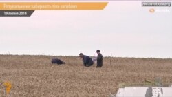 Українські рятувальники виносять тіла з місця падіння «Boeing-777» Українські рятувальники виносять тіла з місця падіння «Boeing-777»