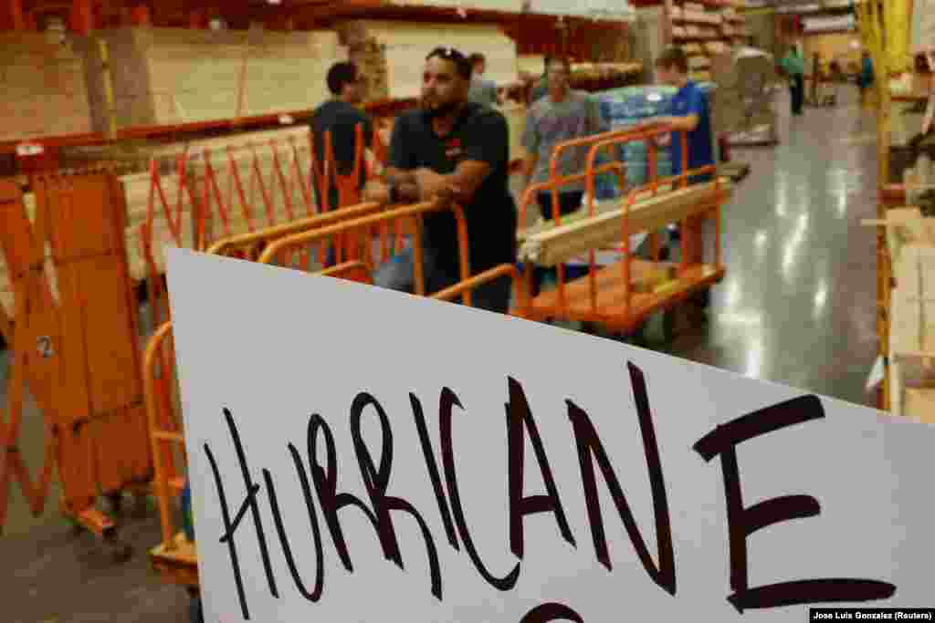 Люди запасаються дошками, щоб захистити свої домівки перед ураганом, Орландо, штат Флорида, США, 8 жовтня 2024 року