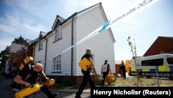 Поліція і рятувальники працюють в Еймсбері, де виявили непритомними Чарлі Роулі і Дон Стерджесс наприкінці червня