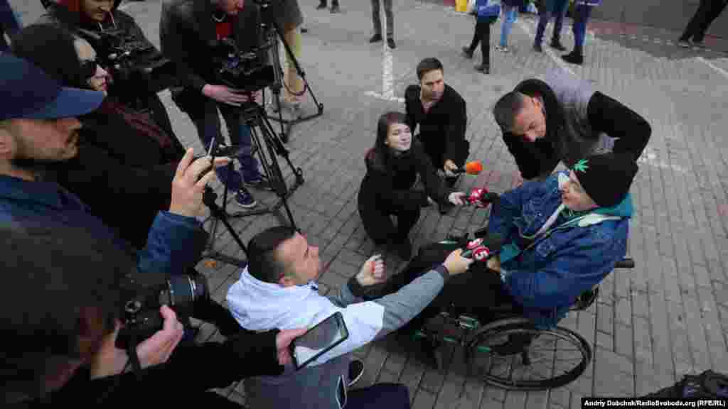 Олександр 20 років хворіє на енцефалопатію, яка викликає судоми та біль. Одна папіроса медичного канабісу, каже, дозволяє йому зменшити больові синдроми 