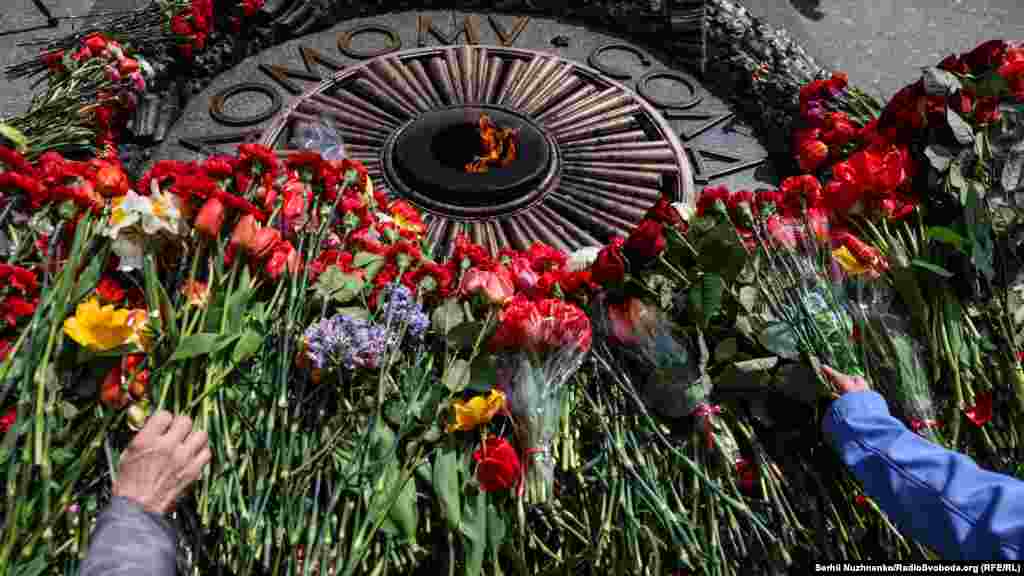 У Києві під час акції біля парку Вічної Слави 9 травня одного із учасників, 16-річного місцевого жителя, притягнули до адміністративної відповідальності за хуліганство: він використав нацистське вітання. В Одесі затримали двох чоловіків за публічне використання забороненої символіки. Біля пам’ятника «Воїнам-автомобілістам» у Запоріжжі причепили комуністичний прапор, червоні прапори також виявили на Житомирщині та Миколаївщині. В Україні законодавчо заборонено використання символіки тоталітарних режимів: нацистського у Гітлерівській Німеччині і комуністичного в СРСР.