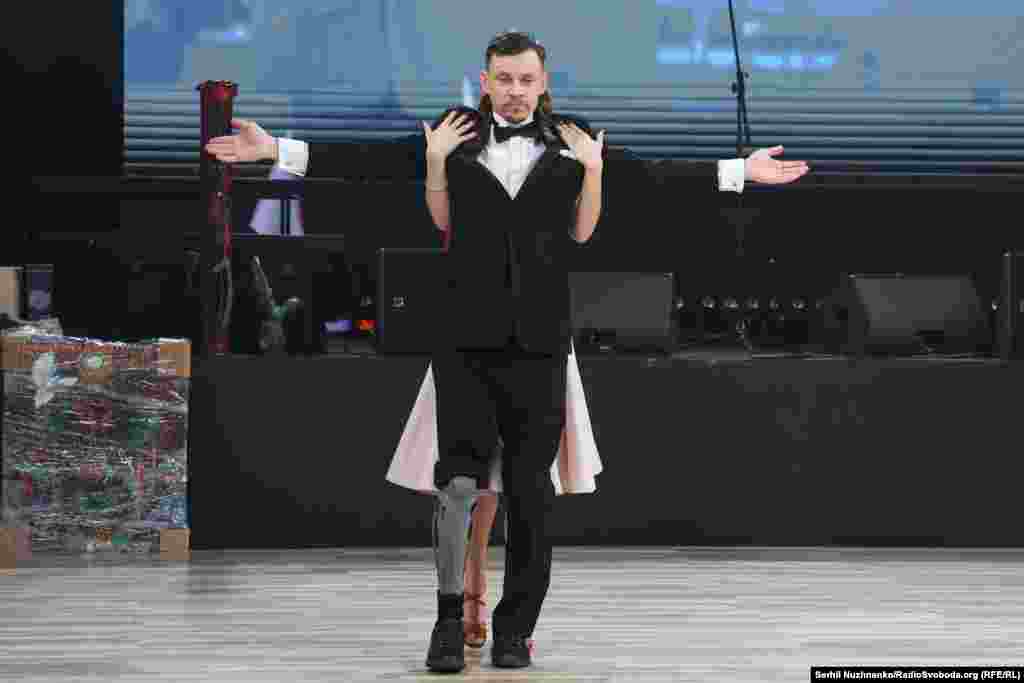 На паркет вийшли десять українських ветеранів та військових після важких поранень і протезувань, які розповіли свої історії через танець. Вони танцювали танго, румбу, сальсу, пасадобль та вальс у парі з професійними танцівницями, волонтерками та військовослужбовицями