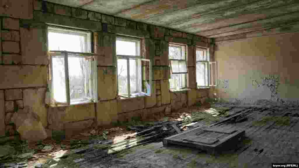 Как результат – фасады казарм обветшали и заросли деревьями и кустарниками. Внутри помещений та же неприглядная картина.