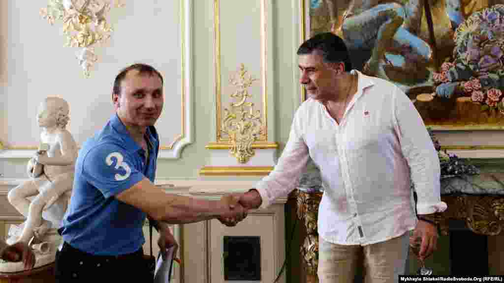 Після відкриття виставки одеські шанувальники творчості підходили брати автографи і сфотографуватись