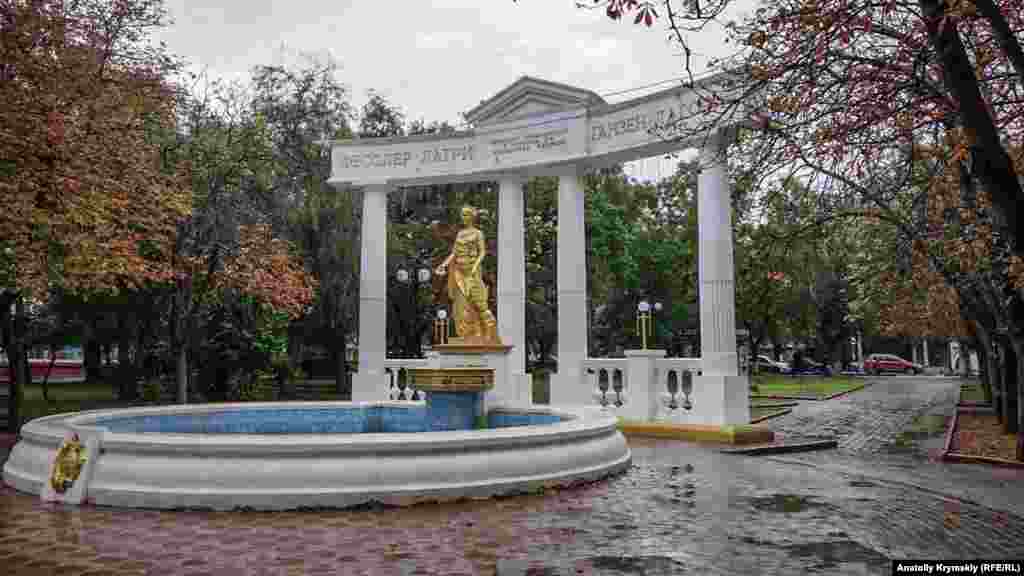 Феодосия, фонтан «Доброму Гению». Его впервые установили в 1890 году в знак благодарности художнику Ивану Айвазовскому за помощь родному городу. Однако в годы Второй мировой фонтан бесследно пропал. Восстановили его уже в годы украинской независимости. Композицию фонтана венчает аркада с именами Айвазовского и его учеников: Фесслера, Латри, Ганзена и Лагорио