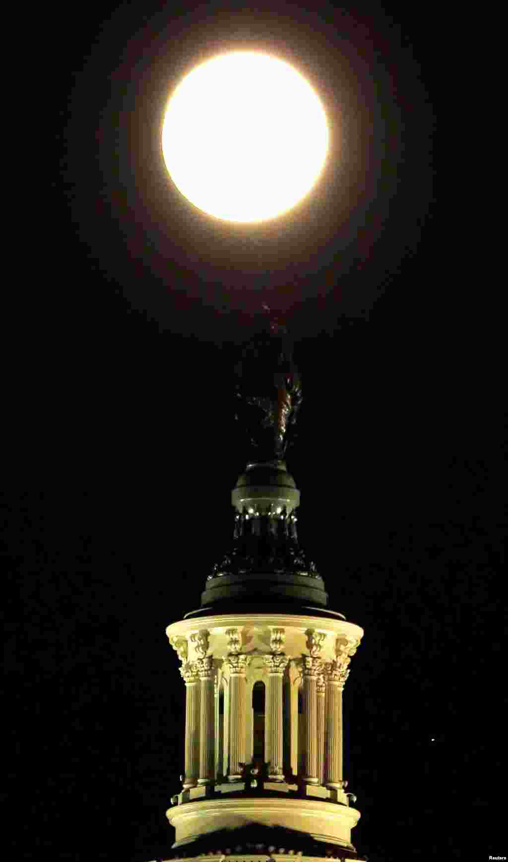 Схід місяця над Капітолієм у Вашингтоні, США. 13 листопада