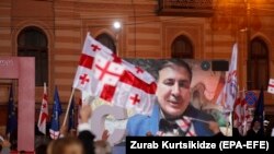 Саакашвілі порівняв те, що відбувається в Грузії, з протестами проти Лукашенка в Білорусі і розгоном опозиційних мітингів у Росії і зауважив, що Путін «отримує зараз величезне задоволення від того, що відбувається в Грузії»