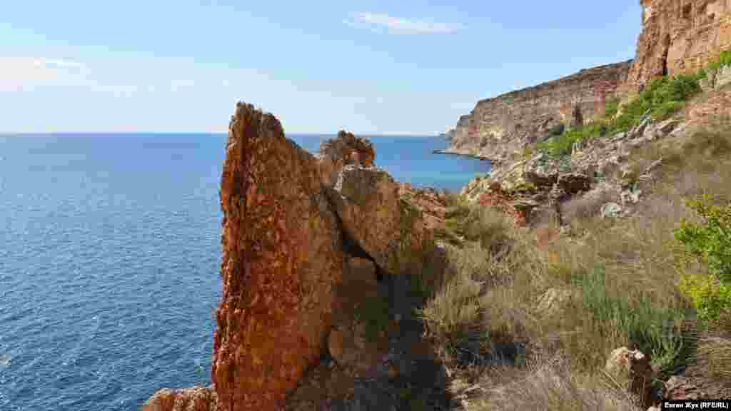 Оползни и обвалы в этих местах происходят регулярно. На фото – огромные валуны из спрессованной глины, камней и песка