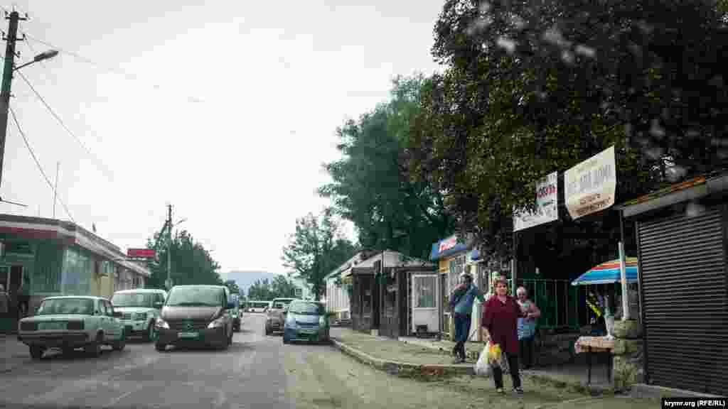 Село Орлиное (Байдары) – административный центр Байдарской долины. Здесь много магазинов, кафе, есть отделения банков и почта