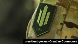 За даними слідства, керівник ТЦК безпідставно нараховував підвищені військові виплати підлеглим