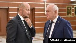 Асгат Сафаров (слева)