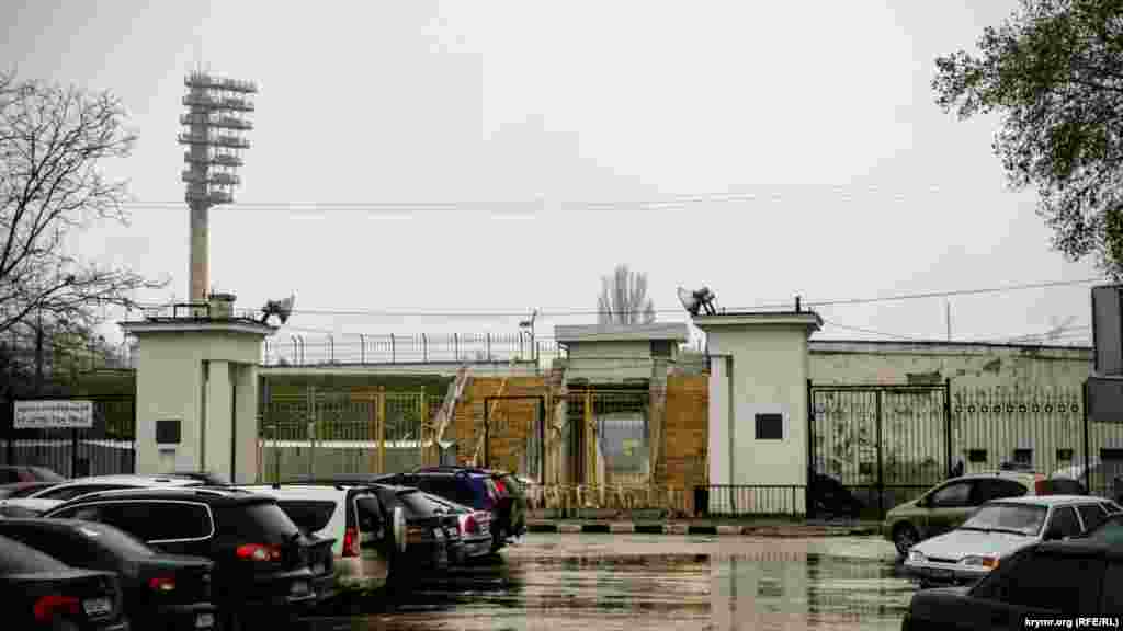 Главный вход на стадион «Локомотив» со стороны проспекта Кирова