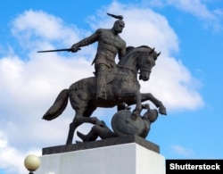 Так само Святослав зображений і на пам’ятнику в Білгородській області Росії