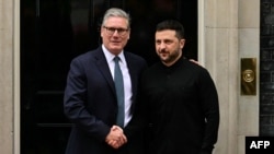 Prim-ministrul britanic Keir Starmer l-a primit pe președintele Volodimir Zelenski la reședința oficială din Downing Street. 14 august 2025