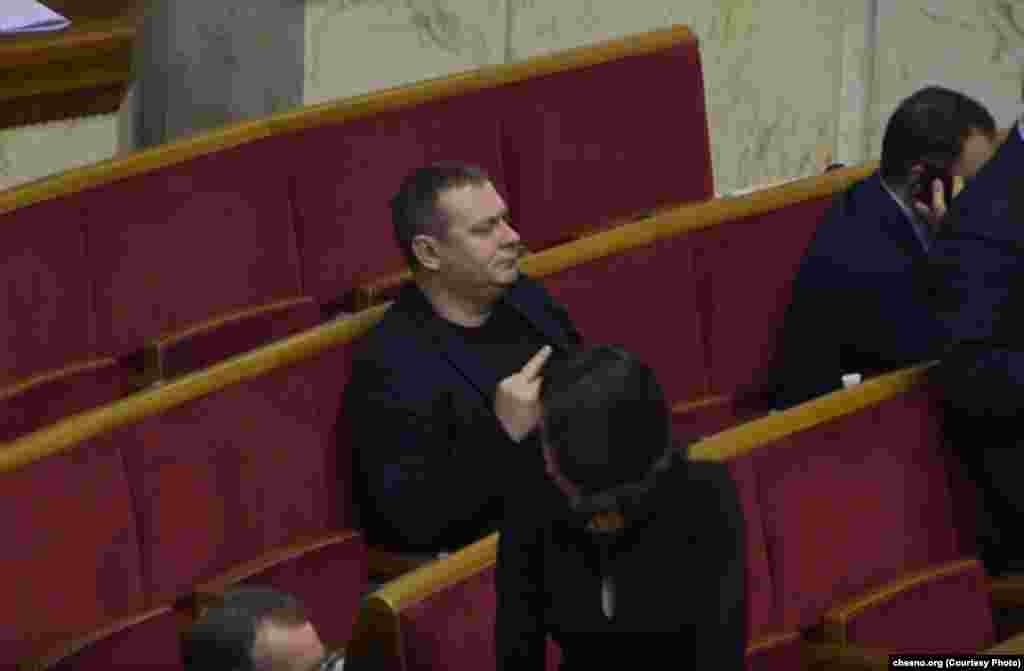 Народний депутат Андрій Шинькович із «БПП» запам’ятається виборцям саме завдяки цьому фото. Наприкінці грудня на своєму робочому місці він через «кнопкодавство» отримав різочку від святого Миколая. На фото – його реакція