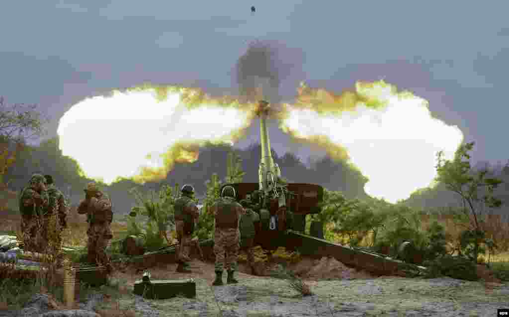 Українські артилеристи ведуть вогонь із 152-мм гаубиці «Мста-Б» під час військових навчань на полігоні Дівички, близько 85 кілометрів від Києва, жовтень 2016 року