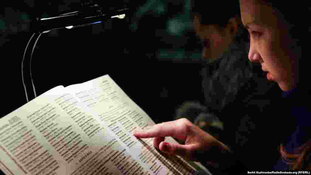 Національний музей «Меморіал жертв Голодомору» школярі після екскурсій до меморіалу шукають в книгах пам'яті загиблих від голодомору прізвища померлих близьких. Київ, 25 листопада 2017 року