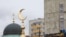 Многие мечети в Москве окружены жилыми домами