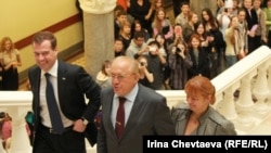 Дмитрий Медведев, ректор МГУ Виктор Садовничий и декан факультета журналистики МГУ Елена Вартанова