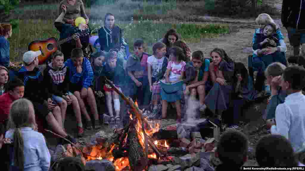 Щоб допомогти дітям-переселенцям із сходу України подолати психологічні наслідки війни, у 2015 році активісти і волонтери створили наметове містечко «Лісова застава» на Київщині, яке потім перетворилося на повноцінний дитячий табір. Більшість дітей у той час приїжджали позмінно, на 21 день, раніше деякі проживали у «Лісовій заставі» постійно. З дітьми працюють психологи, більшість із яких також є переселенцями з Донецької та Луганської областей. Вони розробили програму, спрямовану на реабілітацію та базову психологічну допомогу. За допомогою спеціалістів вони навчаються домовлятись, довіряти, дружити й залишають «Лісову заставу» більш розвинутими і комунікабельними.