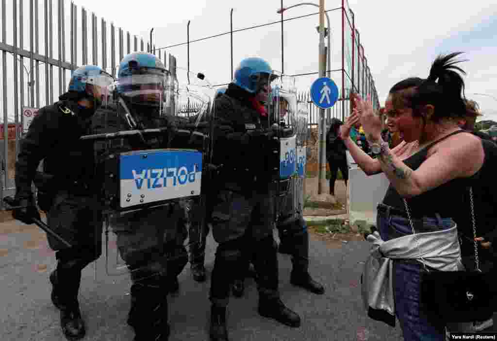 Родичка ув'язненого під час сутички з поліцією біля в'язниці «Ребіббія» в Римі під час бунту ув'язнених, після того, як сімейні візити скасували через побоювання зараження коронавірусом  