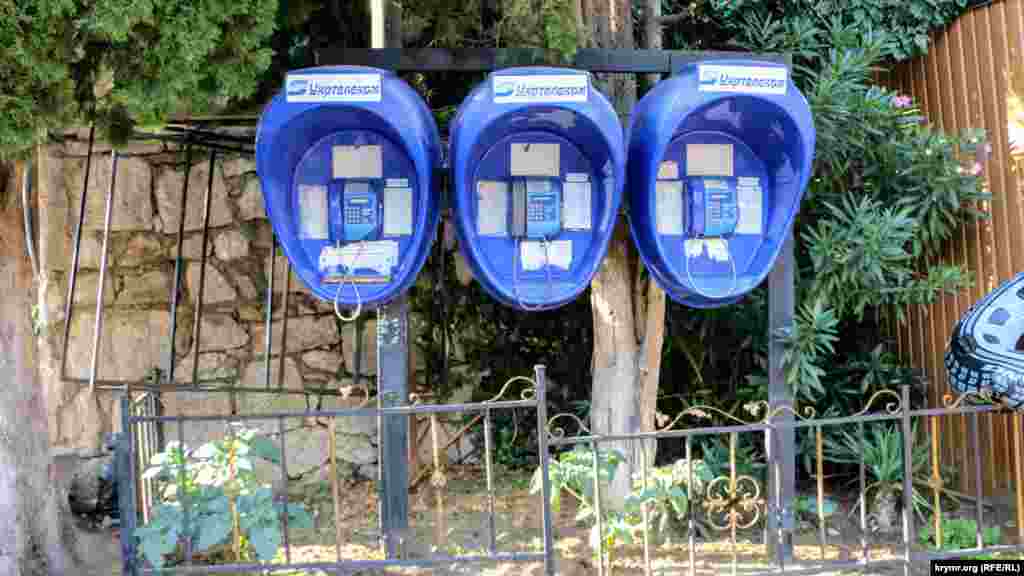В Алупке до сих пор сохранились таксофоны от «Укртелекома»