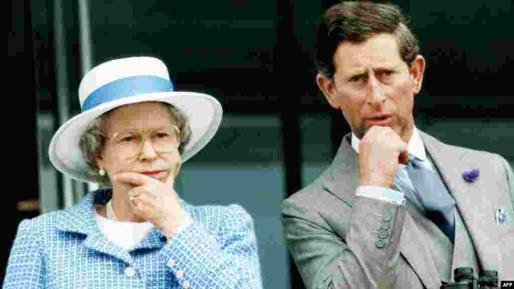 Королева та Чарльз спостерігають за стрибками в Епсомі у 1992 рік. У цей час її два старші сини відокремилися від дружин, а пожежа знищила частину Віндзорського замку