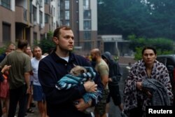 Мешканці пошкодженого внаслідок російської атаки на Київ, 21 липня 2025 року