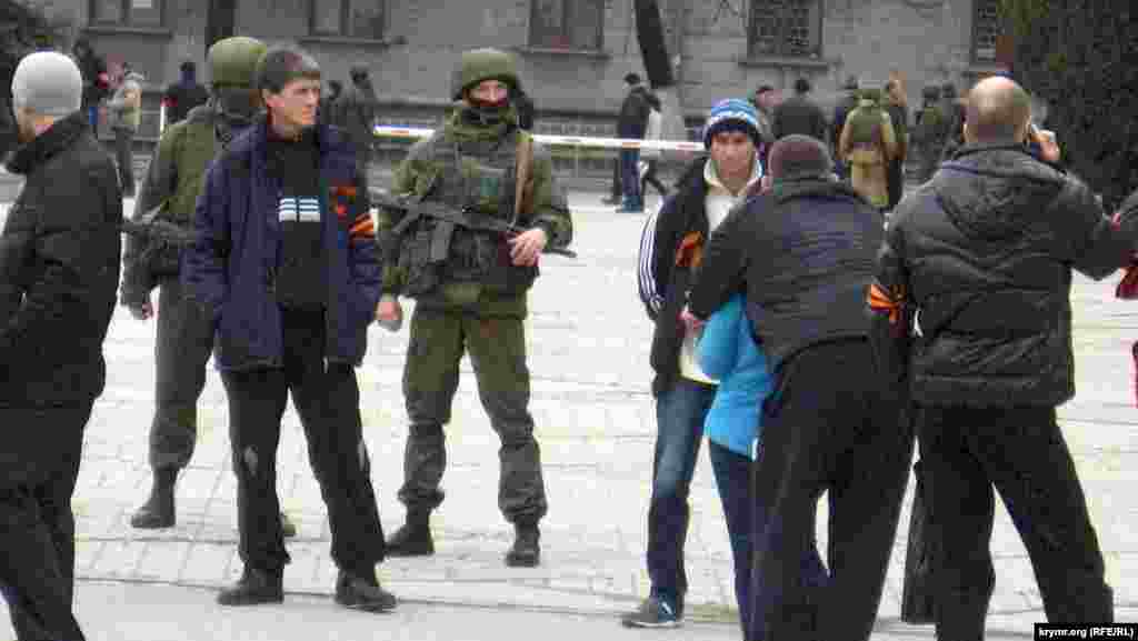 На площади стали приходить любопытные посмотреть на «вежливых людей». Некоторые пытаются сфотографироваться со спецназовцами. У «самообороны» к таким попыткам отношение благодушное, российские спецназовцы вообще никак не реагируют, только глубже натягивают балаклавы.
