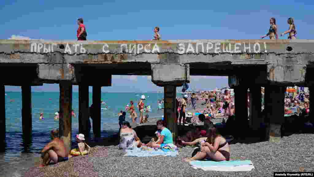 Старый военный пирс – главный объект береговой линии