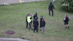 У Білорусі ОМОН нападає на журналістів і пошкоджує техніку – відео У Білорусі ОМОН нападає на журналістів і пошкоджує техніку – відео