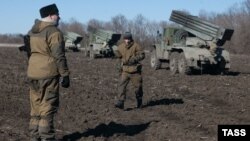 Проросійські сепаратисти біля своєї військової техніки у Донецькій області, архівне фото