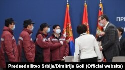 Predsednik Srbije Aleksandar Vučić susreo se sa timom lekara iz Kine koji su u Srbiju došli kako bi učestvovali u borbi protiv korona virusa - Beograd, 23. mart 2020.