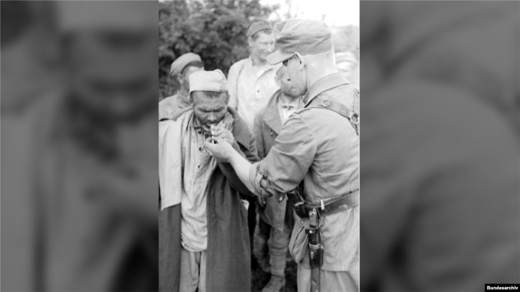 В нацистских лагерях погибли миллионы советских бойцов (в том числе – сотни тысяч в Крыму), однако не все представители Третьего рейха вели себя с ними по-зверски. На фото: немецкий солдат дает прикурить советскому пленному, июнь 1943 года