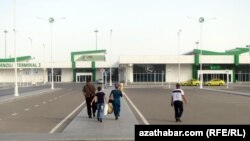 Перед зданием аэропорта в Ашхабаде