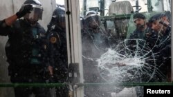 Цивільна гвардія Іспанії проривається на дільницю в місті Сан-Жуліа-де-Раміс, 1 жовтня 2017 року